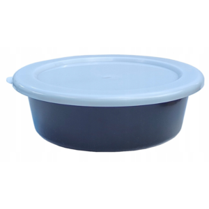 Czarna miska z pokrywką dla koni